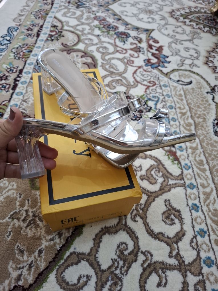 Sotiladi razmeri 38 chiroyli turadi