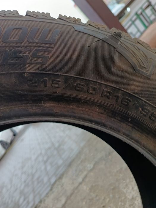 Продам шины зимние есть надрыв ремонту подлежит размер 216.60 р16