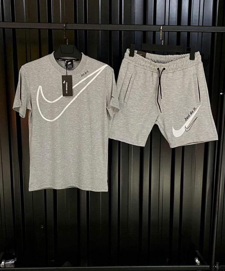Мъжки къси екипи Nike.