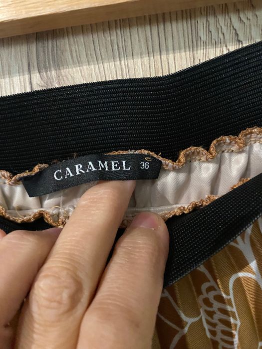 Fustă midi plisată Caramel