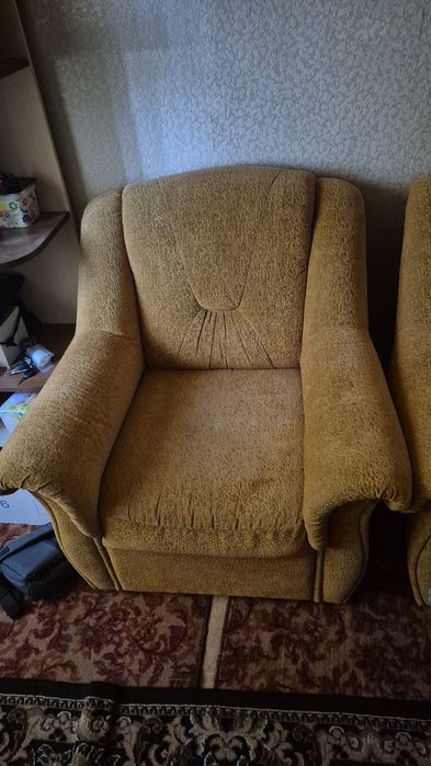 Отдам бесплатно диван и кресло