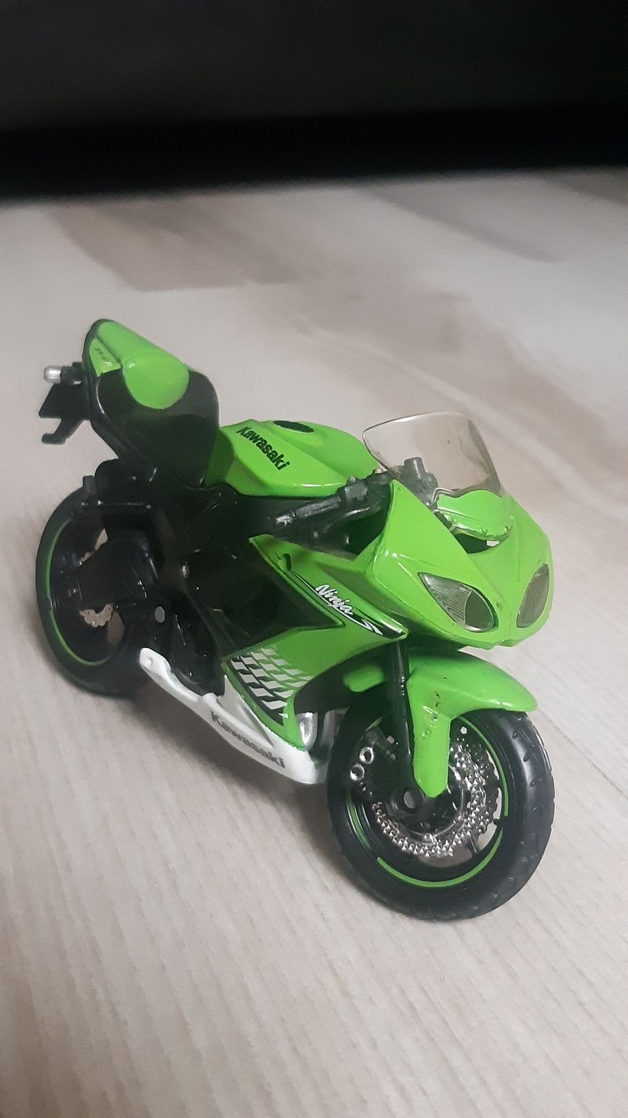 Vând machetă motocicletă Kawasaki Ninja ZX-10