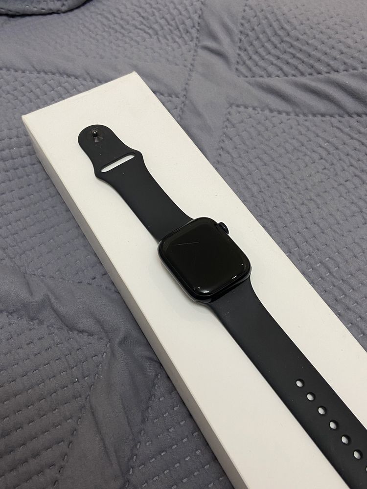 Apple Watch Series 7 (41 мм), аккумулятор 100%, в хорошем состоянии