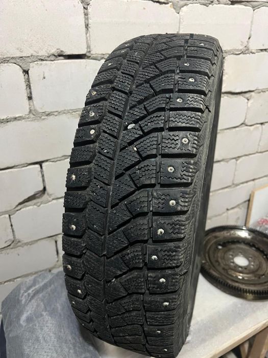 Шины шипованные срочно продам