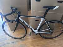 Bicicleta cursiera din carbon marca Principia