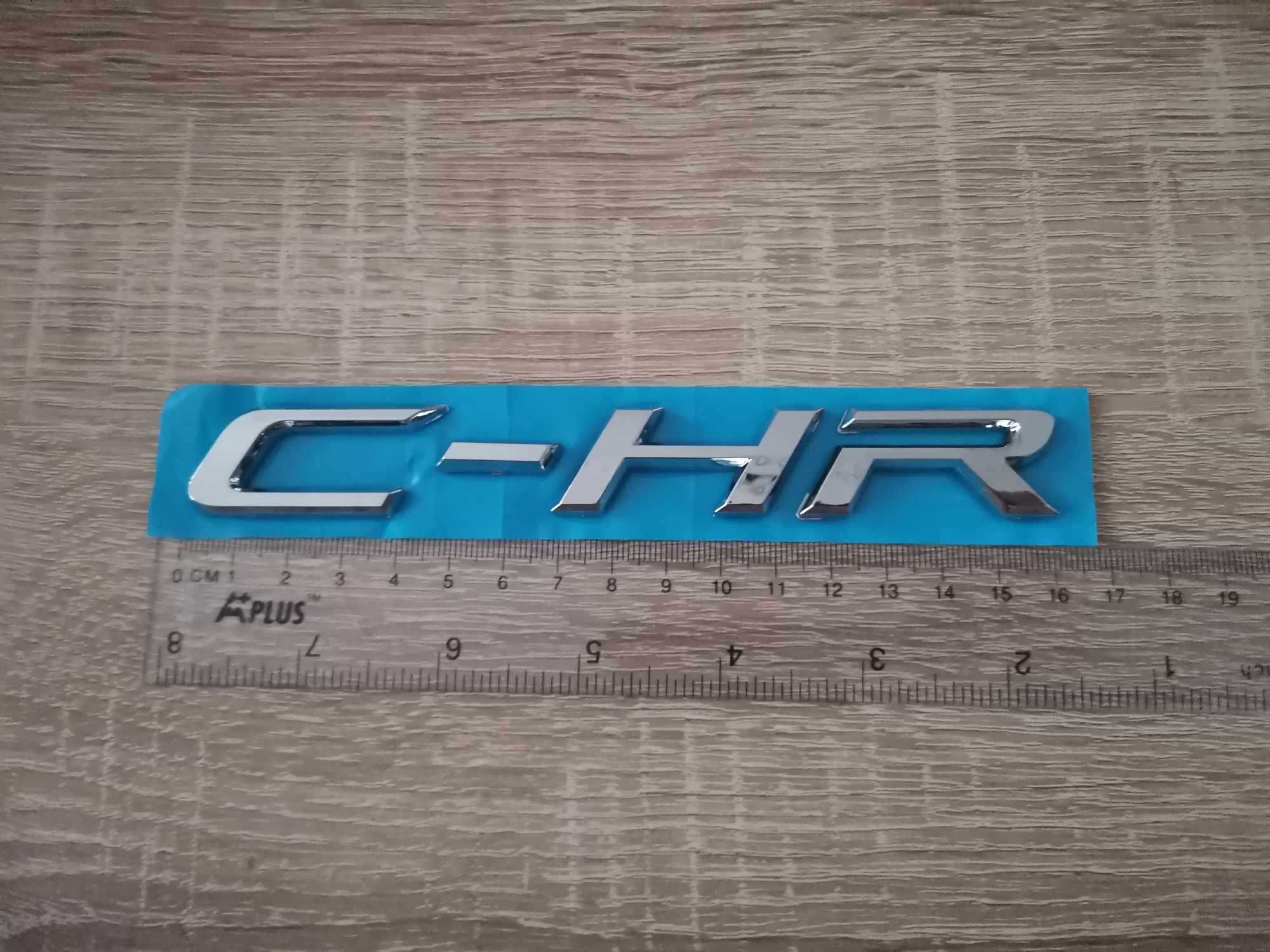 сребрист надпис емблема Toyota C-HR