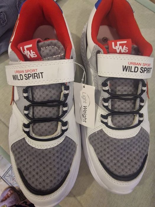 Продам новые кроссовки