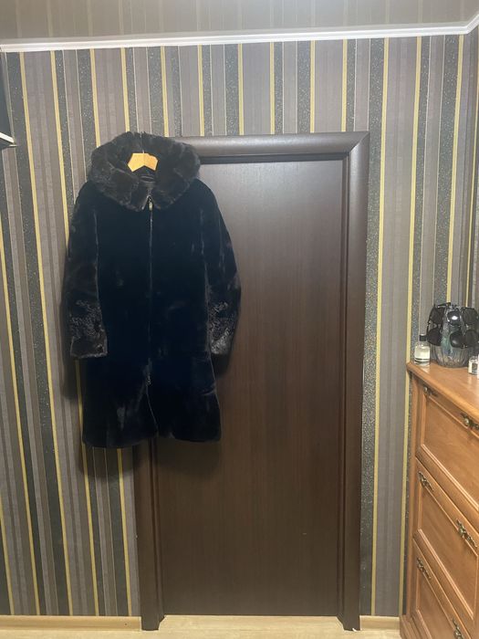 Продам шубу женскую, мутоновую!