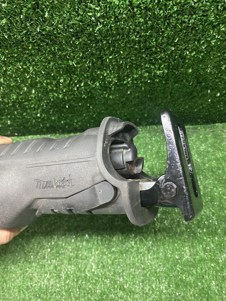 Безчетков саблен трион Makita DJR187
