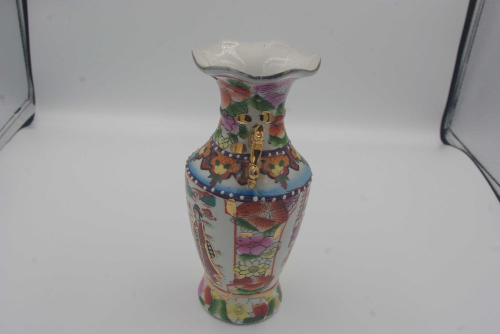 Vaza vintage chinezeasca, vopsita manual, anii 1970, 21 cm inaltime