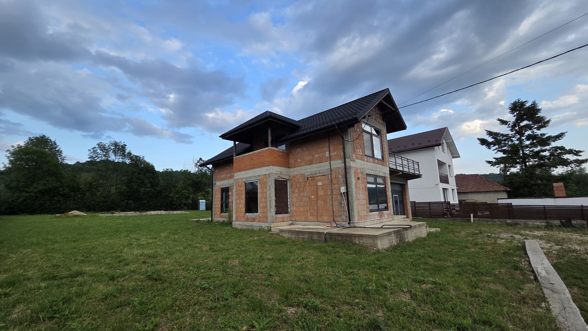Casa de vânzare cu 2000m patrati livada