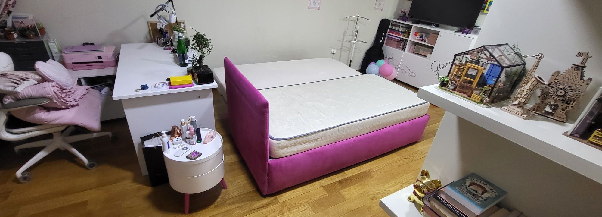 Vând pat extensibil.cu saltea atașabila.2 m / 80 respectiv 160 cm.,.