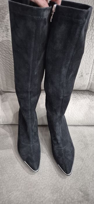 Черни велурени ботуши на ток