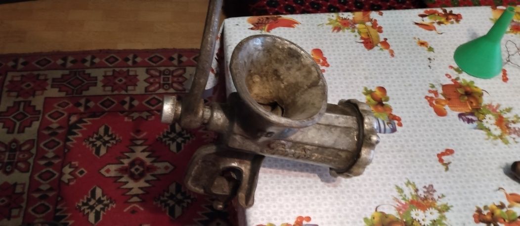 2 чугунени ръчни месомелачки малка и голяма