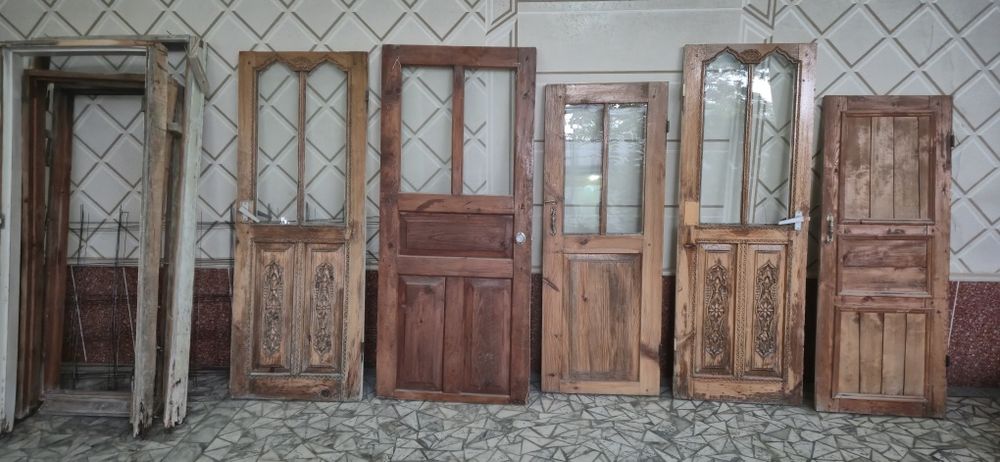 Эшиклар сотилади донаси 100 000 дан. Продаются двери, за штуку 100 000