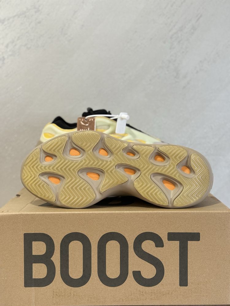 Adidas Yeezy Boost 700 V3, Mono Safflower - 42