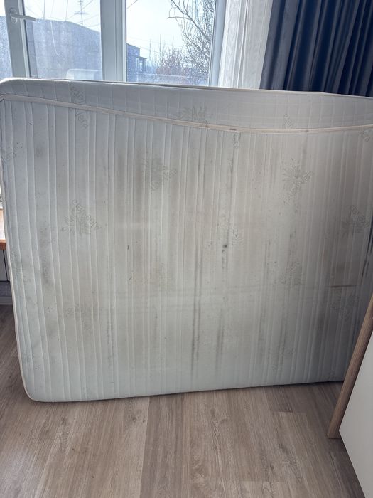 Матрац отдам даром с подароком в виде шкафчика и ковра