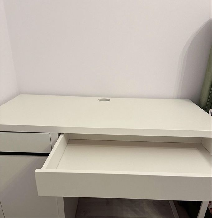 Birou alb cu spatiu de depozitare