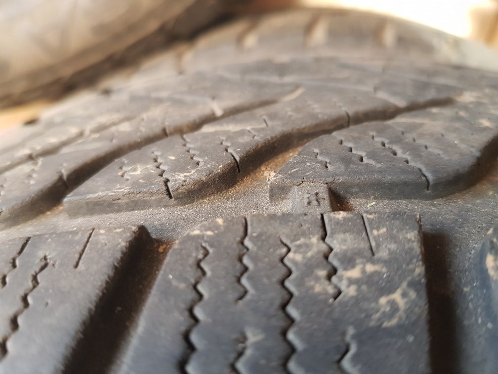 Продавам 4 бр. Зимни гуми Lassa 215/60 R17