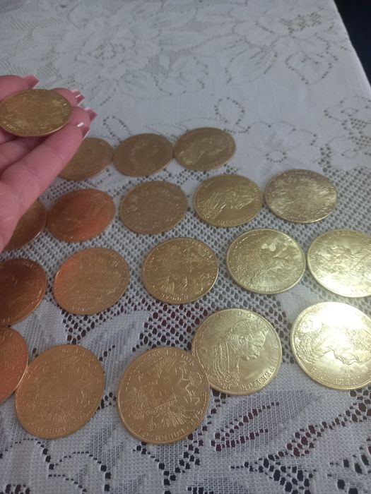 Vând monede Franc Ios  (galbeni, Cocoșei)
Am și mari și mici 
Placate