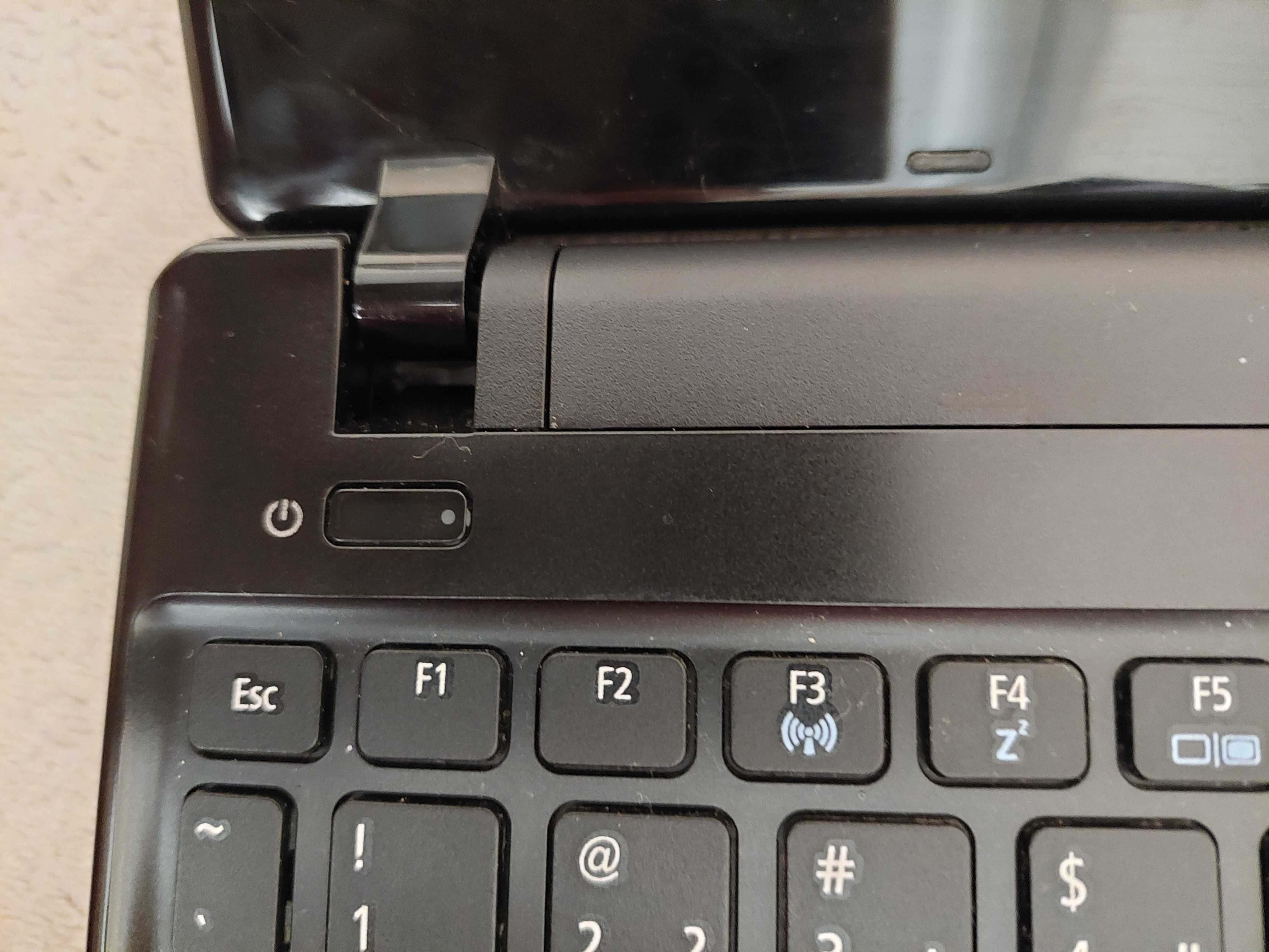 Лаптоп Acer Aspire One 756-877; отлично състояние; с предпазен калъф