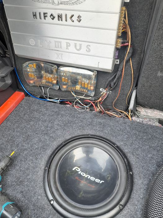 Stație și subwoofer auto Hifonics