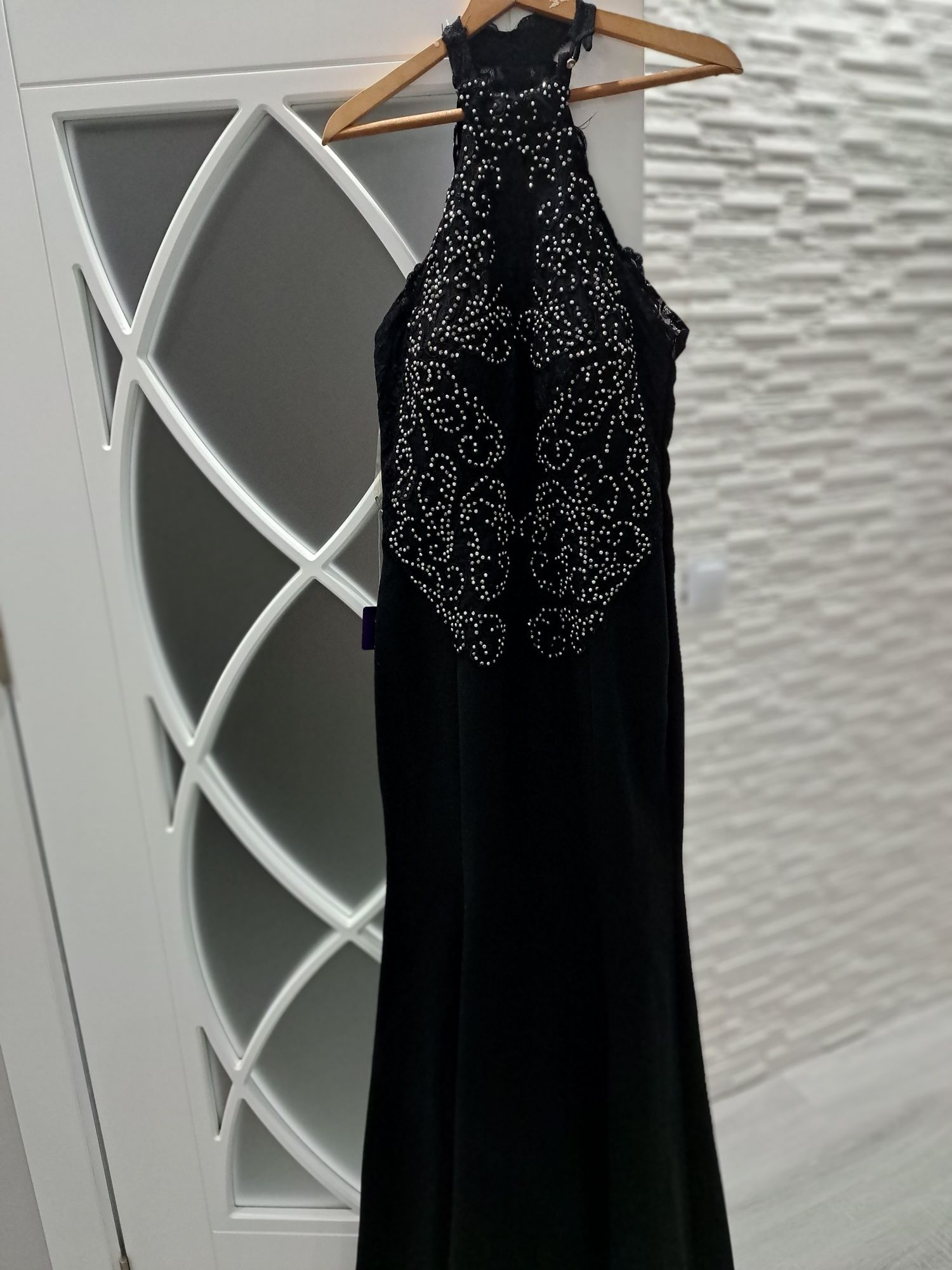 Дълга черна рокля