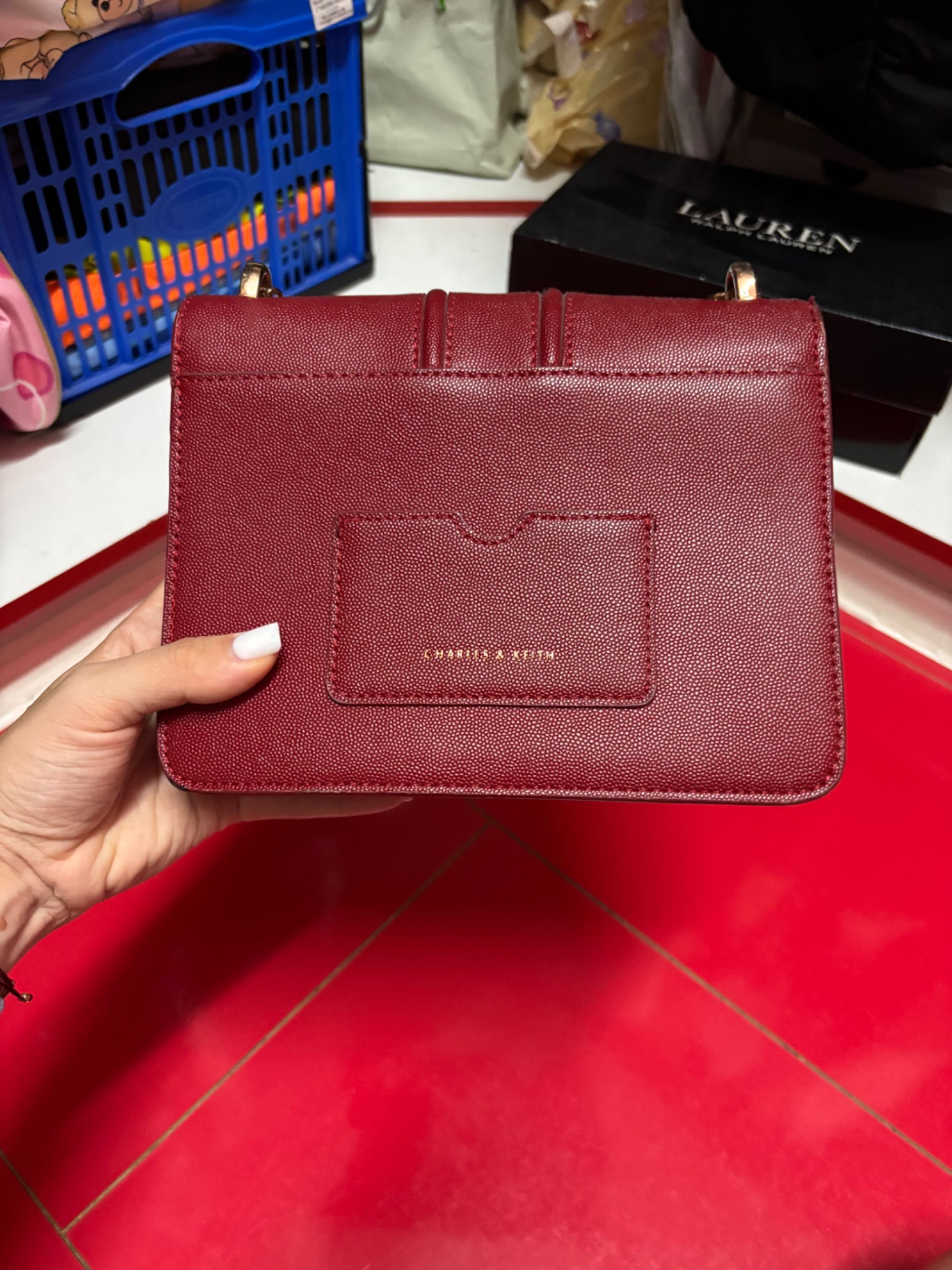Червена чанта Charles & Keith