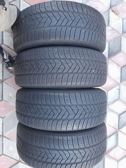Vând 4 anvelope de iarna 235 60 r18 PIRELLI foarte bune