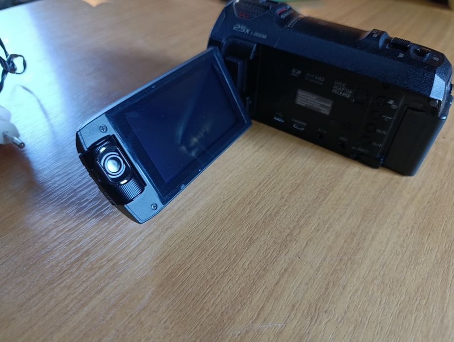 Ocazie !!Vând camera video Panasonic HC-WX970 in stare foarte buna