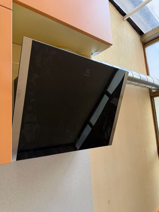 кухня неползвана с неизползвани кухненски уреди