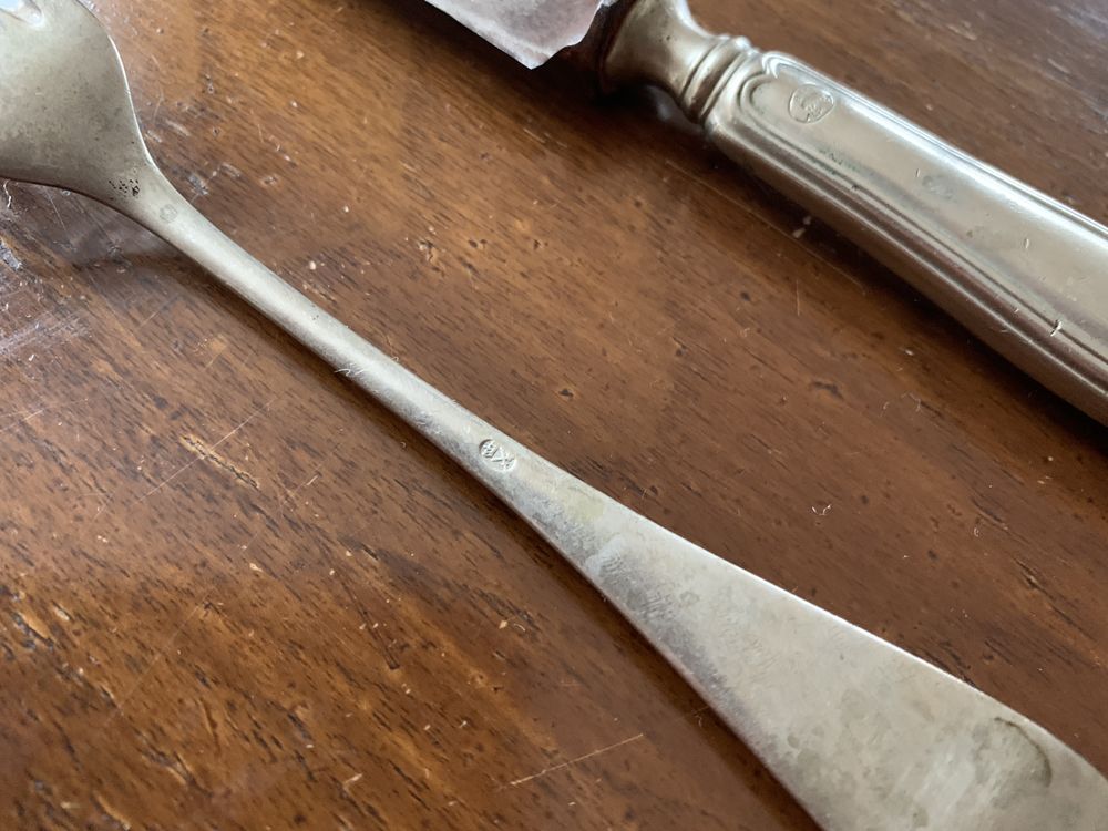 Стари ретро гравирани прибори нож вилица царски герб корона мечове