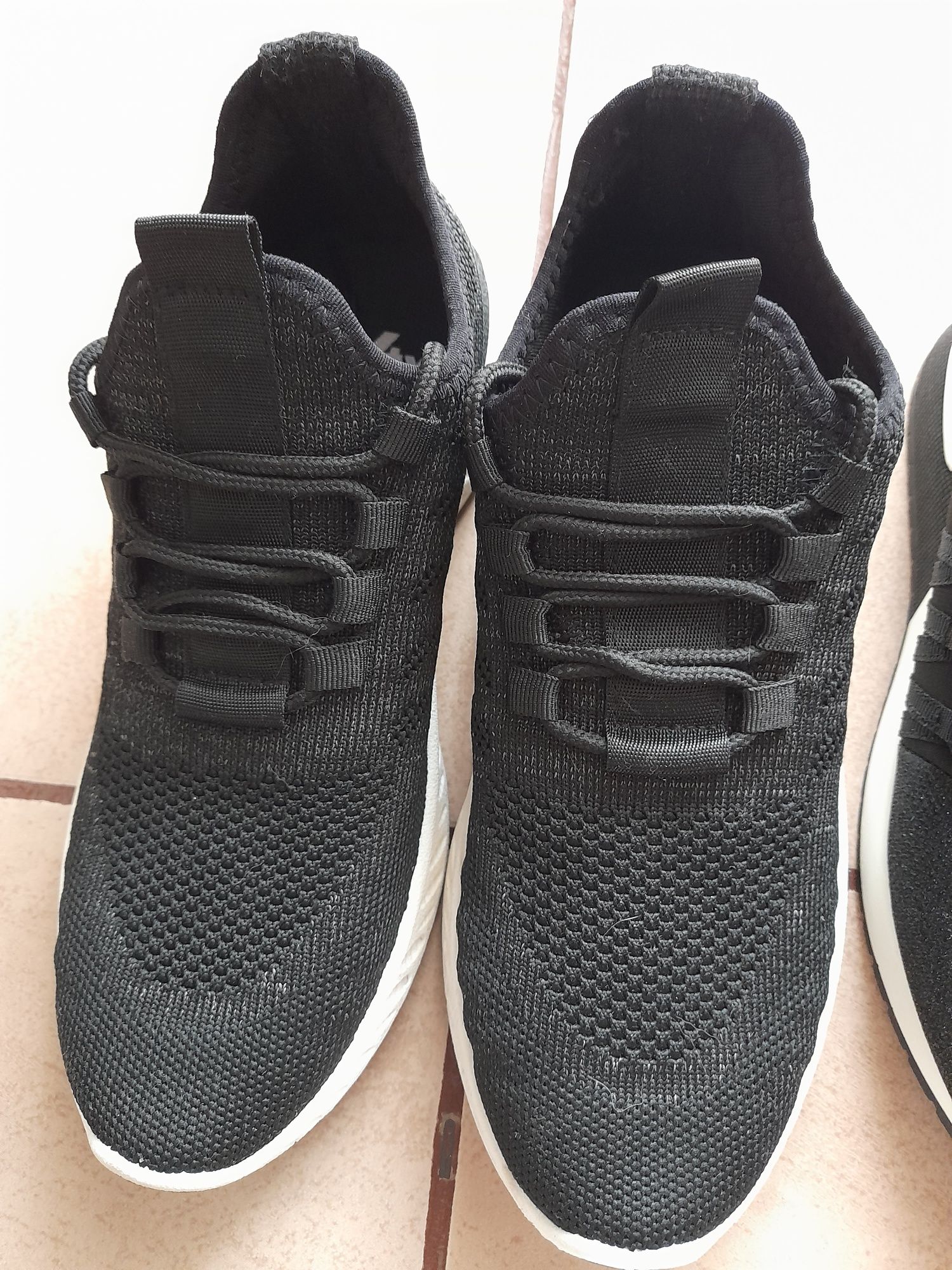 Adidași (diferite modele și marci)