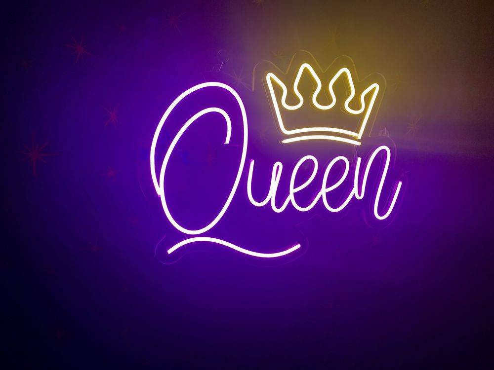 Decoratiune luminoasa “QUEEN”