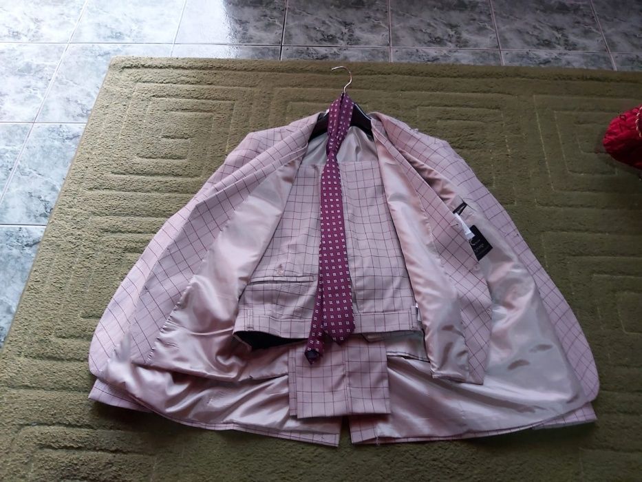 Costum de bărbați elegant mărimea M