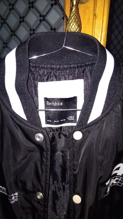 Куртка Бомбер бренд Bershka. Размер M/L.  Б/У.