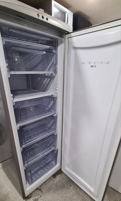 Вертикален фризер Luxor GS245 A+ 144см