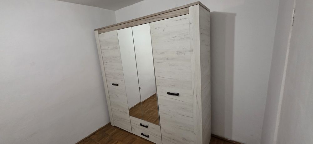 Vand apartament cu 2 camere plus anexa