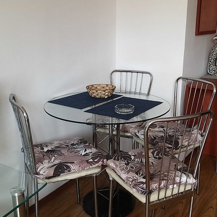 Маса за хранене с 4 стола.