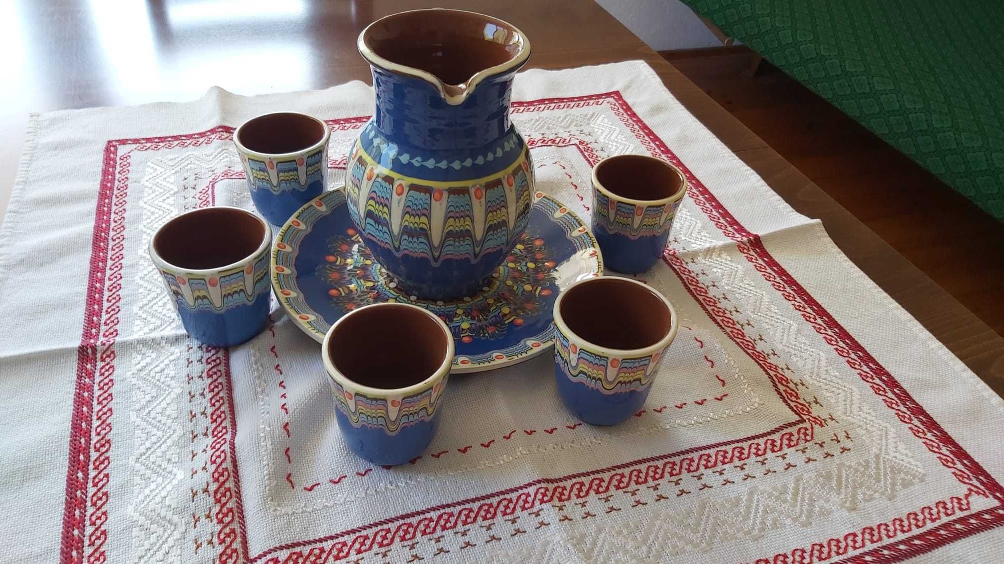 Ръчно бродирана покривка и керамичен сервиз
