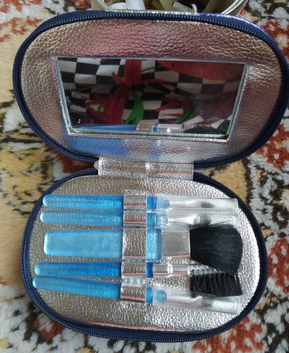 Продам набор для маникюра и макияжа