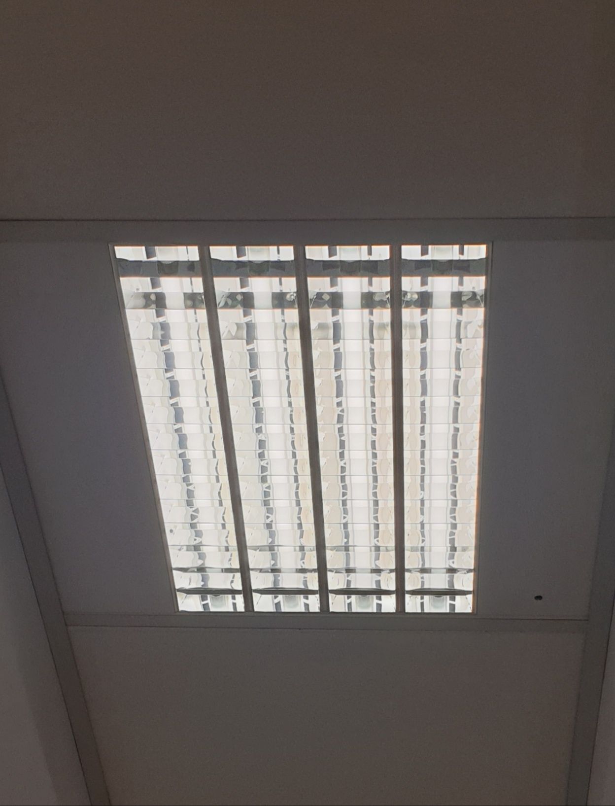 Corp iluminat tavan fals 60x60