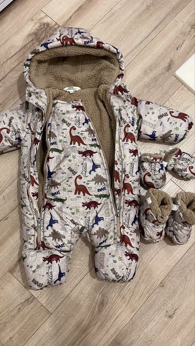 Космонавт на динозаври