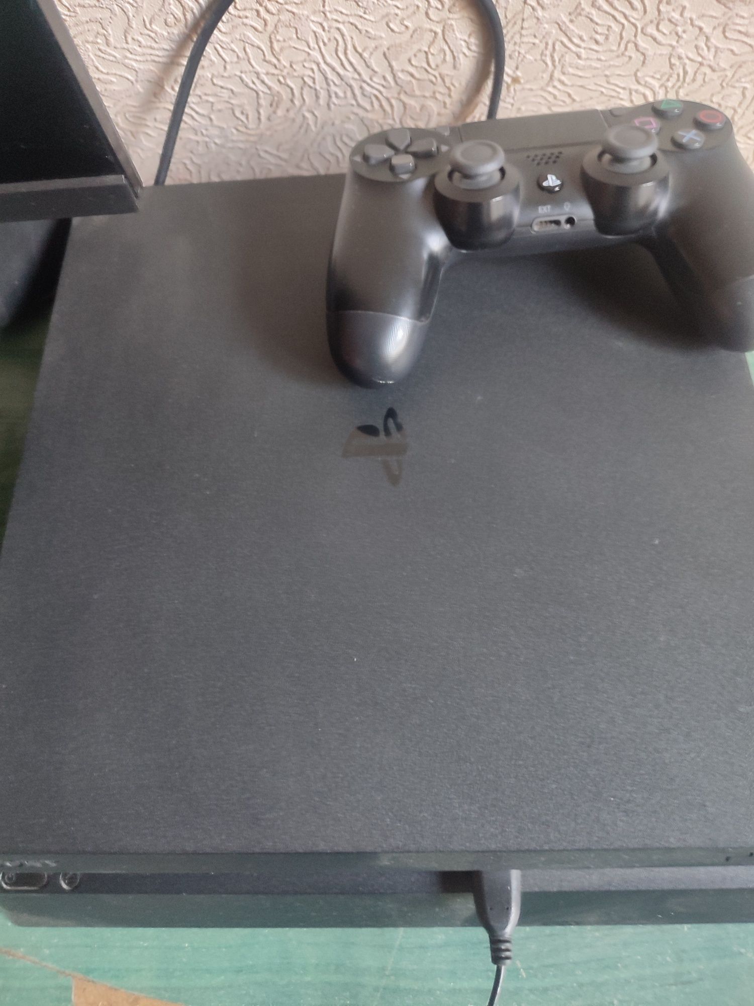 Продам PS4 в идеальном состояний