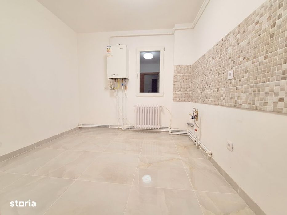 Vand apartament 3 camere, 2 balcoane, etaj 3 din 4, zona Cornisa