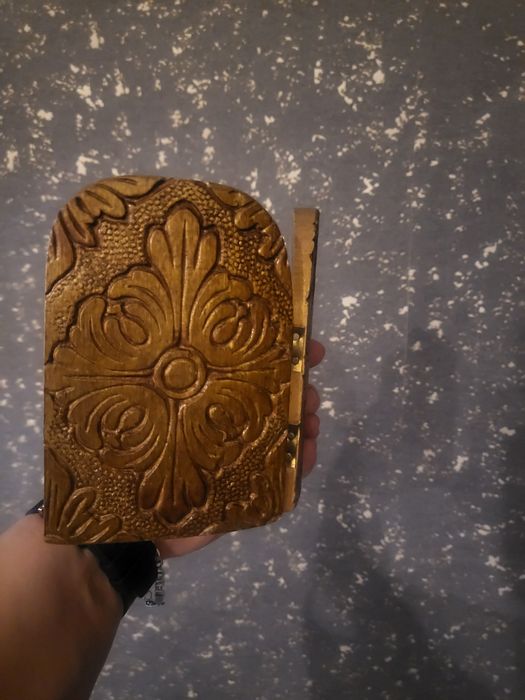 Плакет с дърворезба и две икони