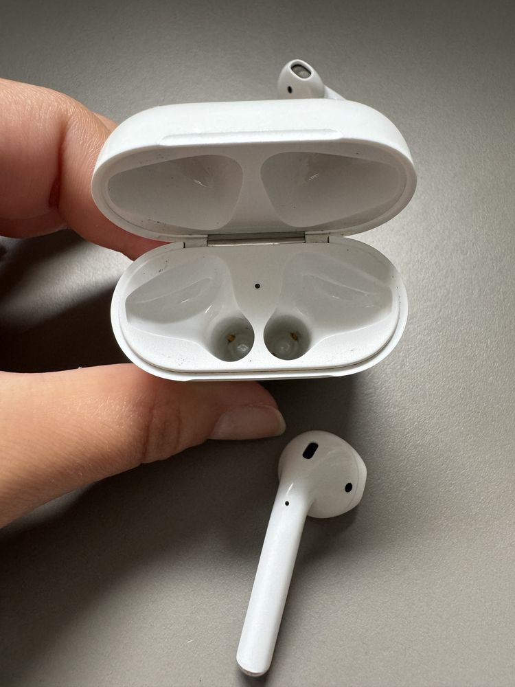 AirPods (gen.2) cu carcasa de incarcare Lightning