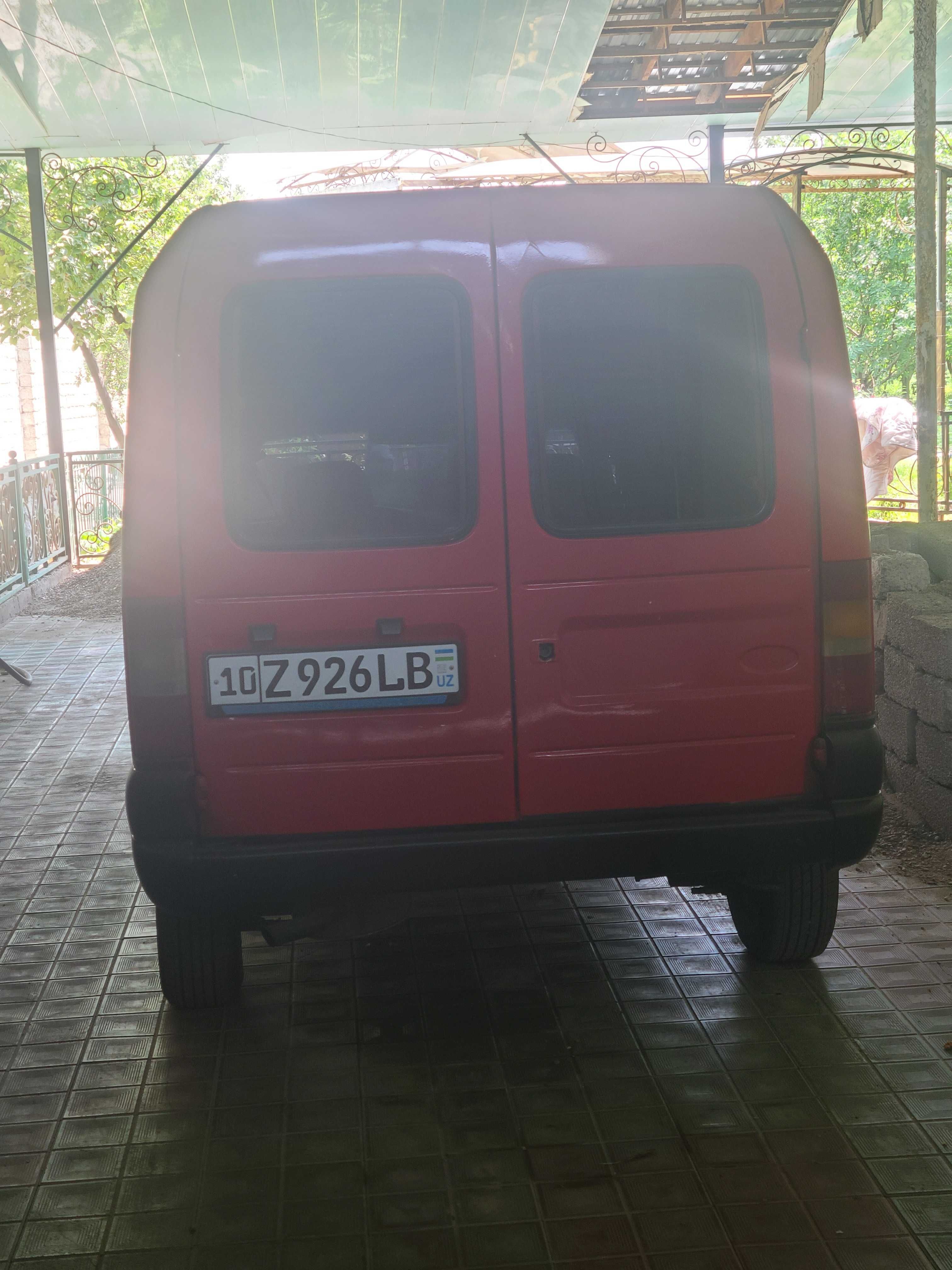 Avtomabil ford couruer