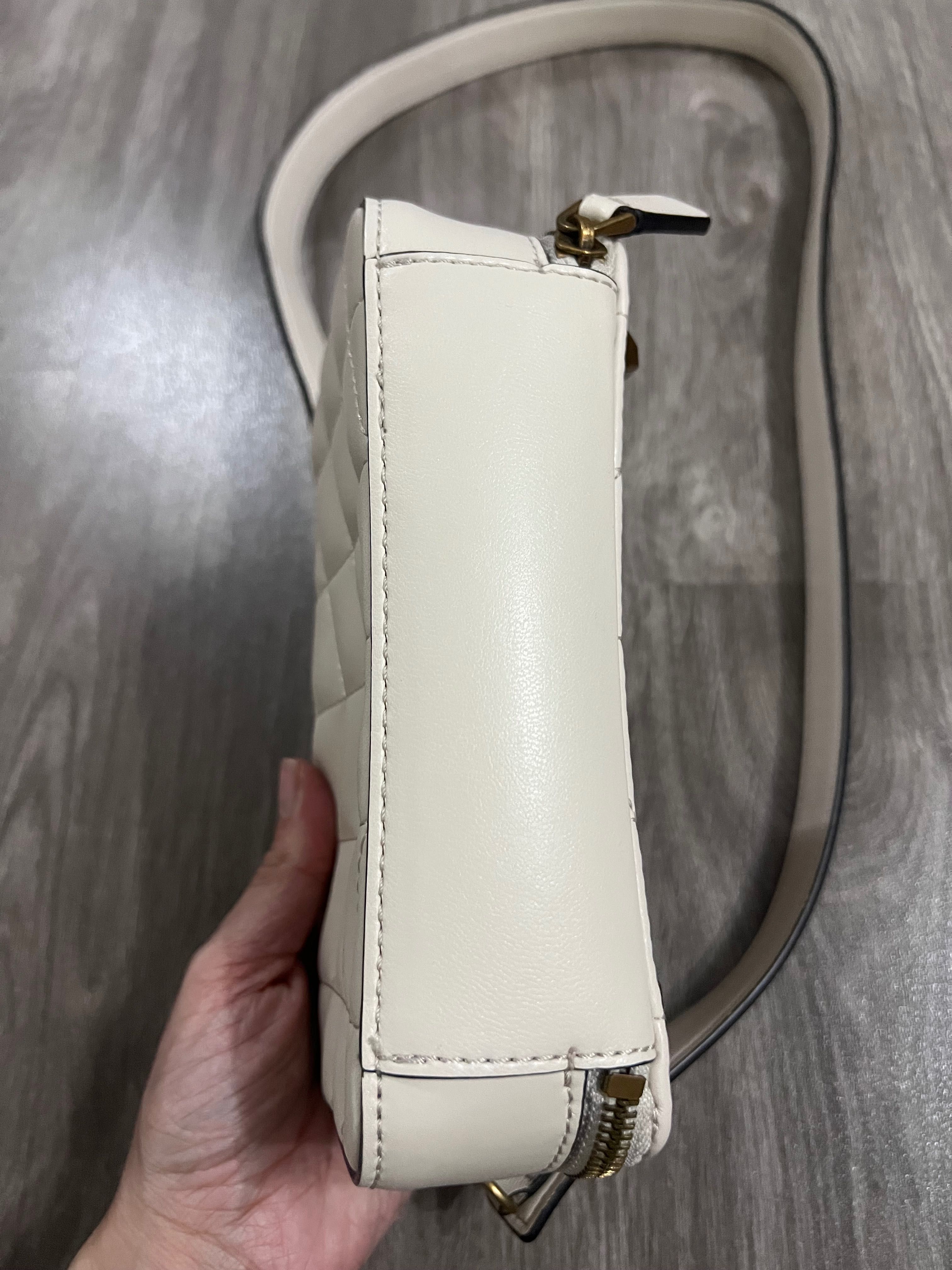 Дамска чанта на Guess