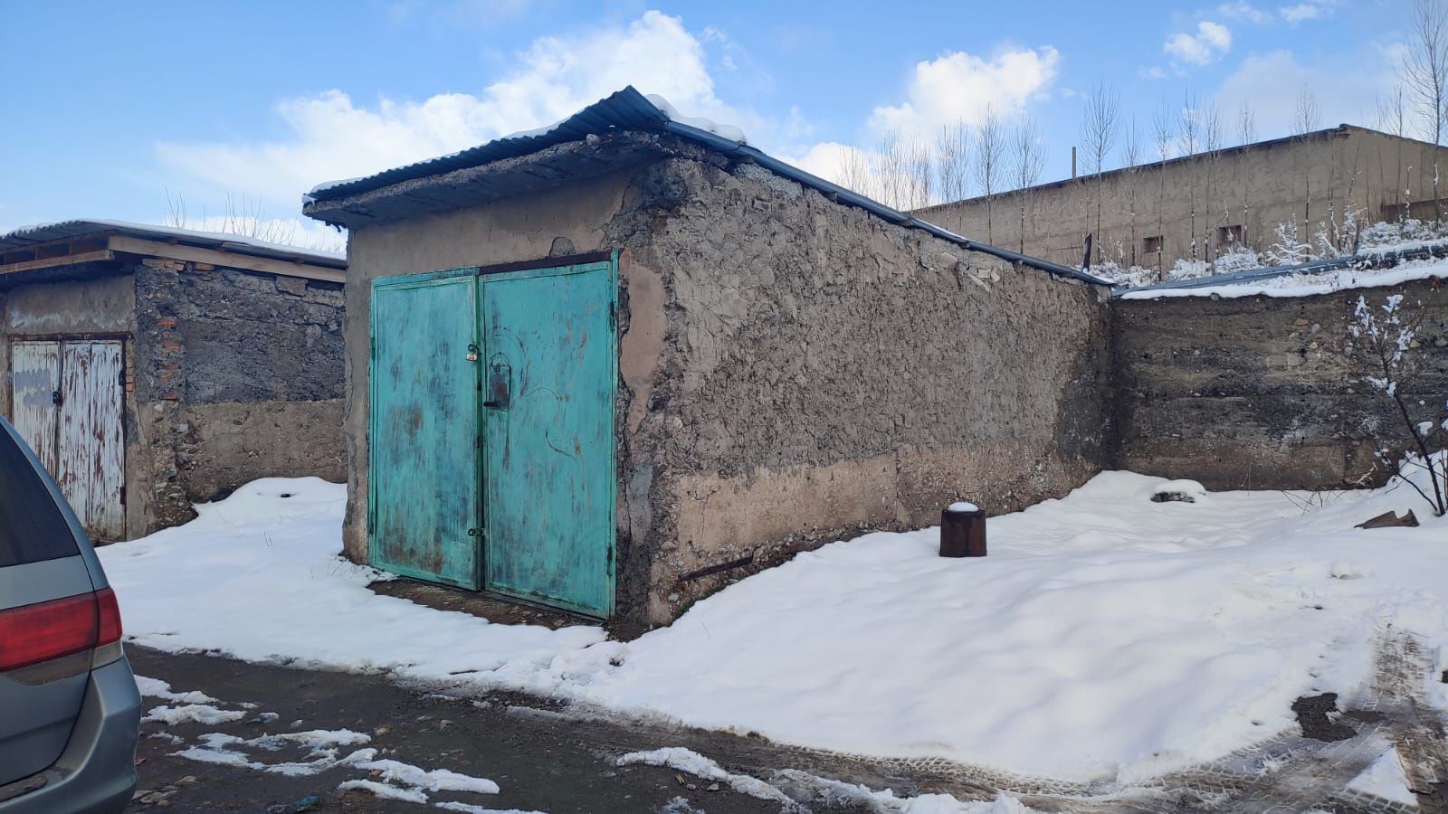 Продается 4 комн. квартира и гараж.